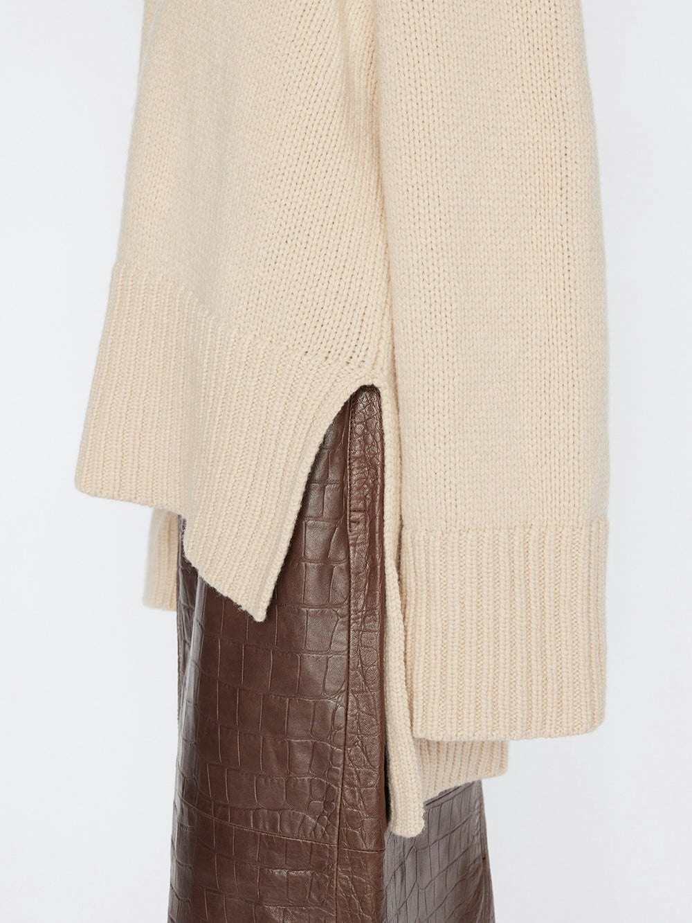 sweater hem detail alt:size
